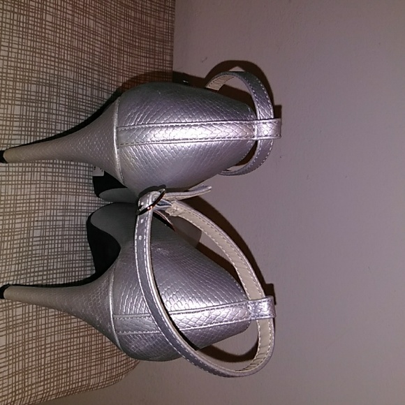 Silver heels - Picture 3 of 4